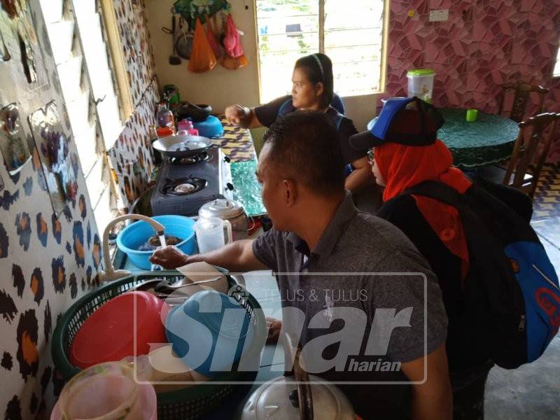 Smuliadi meninjau kediaman salah seorang penduduk Kampung Orang Asli Kampung Jeram Padang.