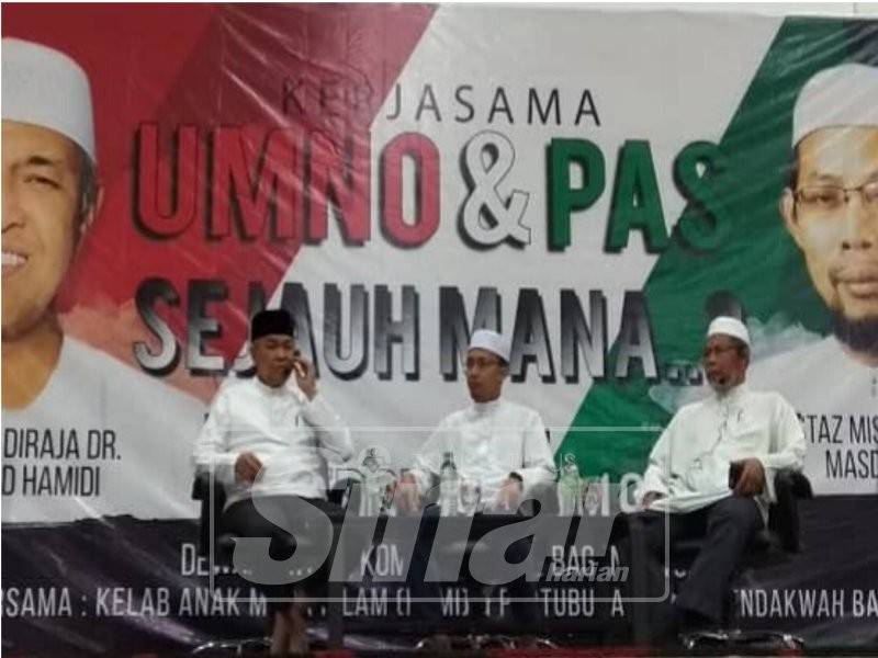 Dari kiri, Ahmad Zahid, Ahmad Faisalludin dan Misbahul Munir ketika forum berkenaan yang diadakan di Kompleks Umno Bagan Datuk, di sini.
