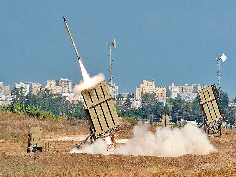  Gambar fail pada 9 Julai 2014 menunjukkan satu peluru berpandu dilancarkan dengan Iron Dome di bandar Asdod, selatan Israel. 