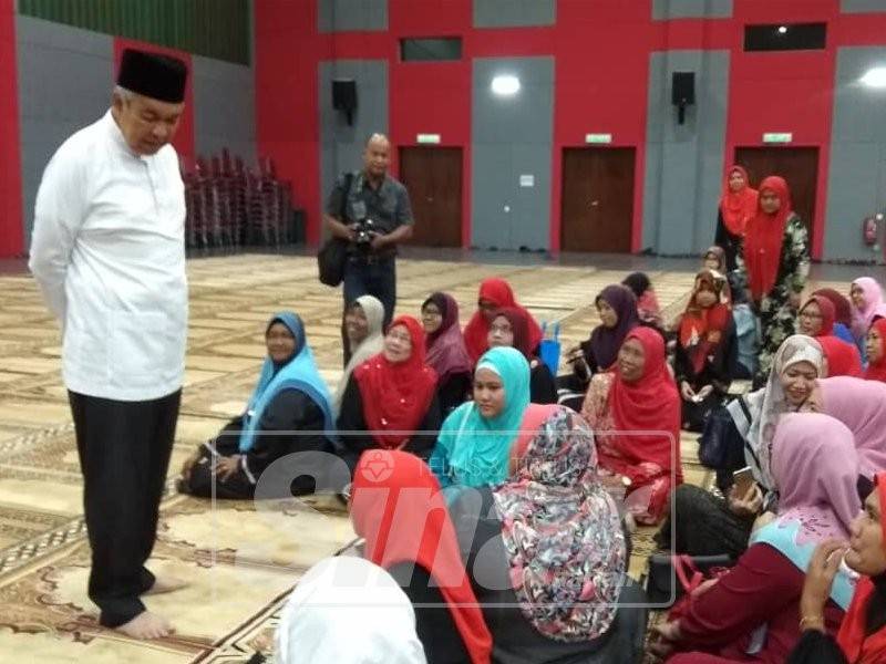 Ahmad Zahid beramah mesra dengan wanita Umno Bahagian Bagan Datuk yang hadir menyaksikan forum tersebut.
