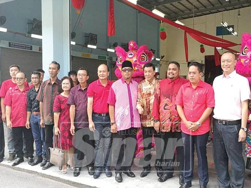 Md Farid (dua kanan) bersama pimpinan Gabungan Persatuan Tionghua Daerah Pontian meraikan Majlis Ramah Mesra Tahun Baharu Cina di Dewan SJKC Pei Chun.
