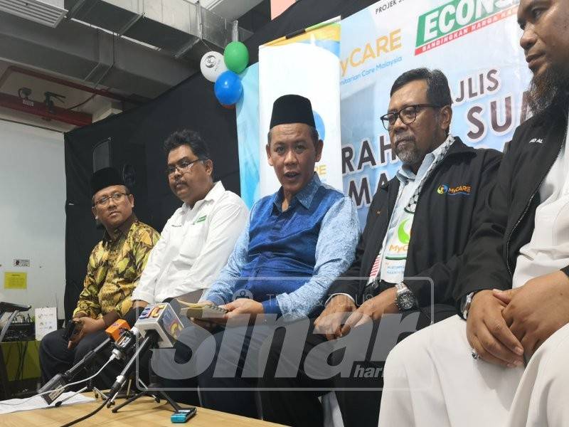 Aminuddin (tiga dari kiri) pada sidang media, semalam
