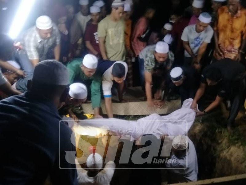 Ketiga-tiga jenazah disemadikan di Tanah Perkuburan Islam Masjid Kampung Tong Pelu, Pedu, Kuala Nerang. -FOTO ZAINAL AZIZ MD ZAIN
