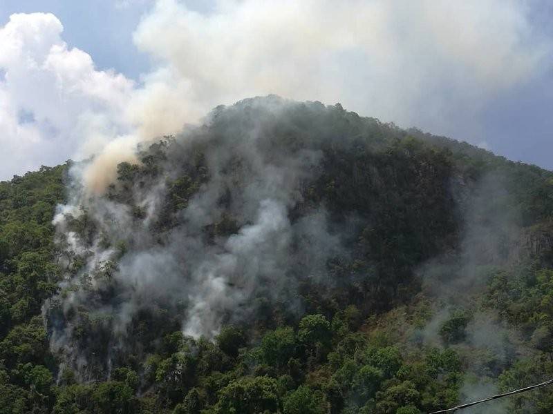 Gunung Baling terbakar sejak petang Rabu.