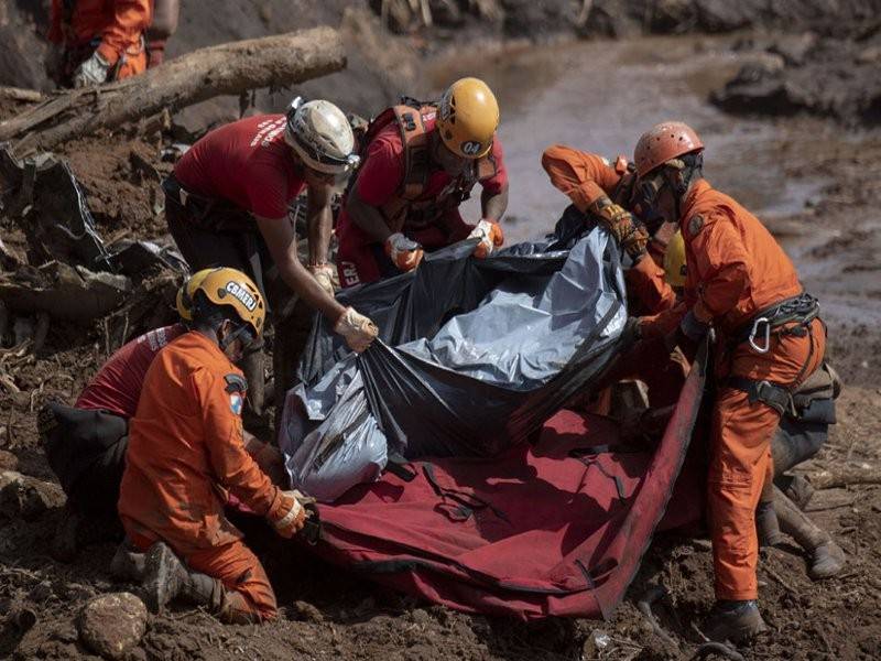 Bomba mengangkat mayat mangsa empangan runtuh di Minas Gerais.
