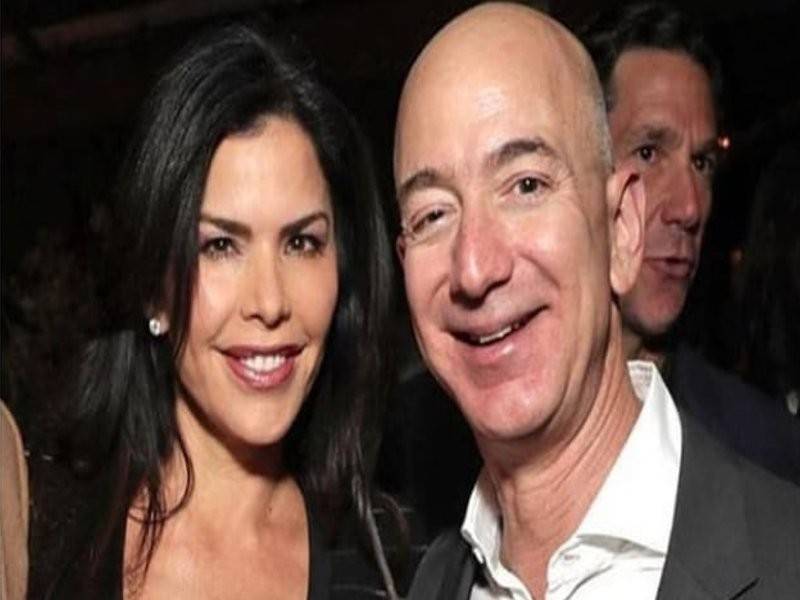 Bezos (kanan) didakwa bertukar-tukar gambar intim dengan Lauren Sanchez.
