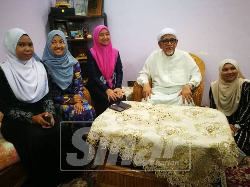 Wartawan bergambar bersama Abdul Hadi selepas berakhir sidang media.
