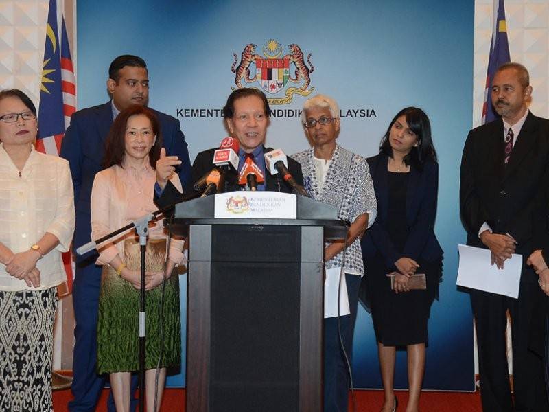 Pengerusi Jawatankuasa Kajian Dasar Pendidikan Negara, Prof Emeritus Datuk Dr Ibrahim Ahmad Bajunid pada sidang media di Kementerian Pendidikan hari ini. - Foto Bernama