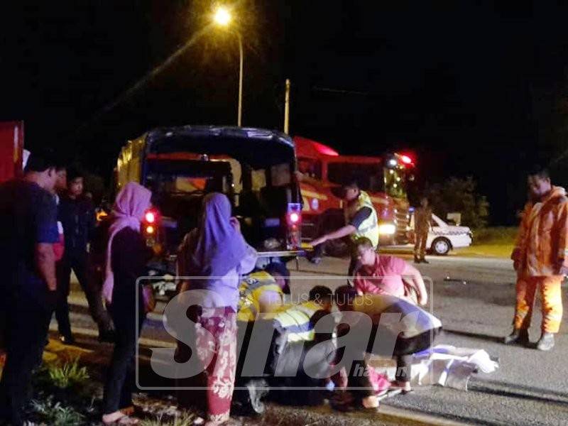 Anggota polis mengangkat mayat mangsa kemalangan di Simpang Tiga Pulau Kambing malam tadi.