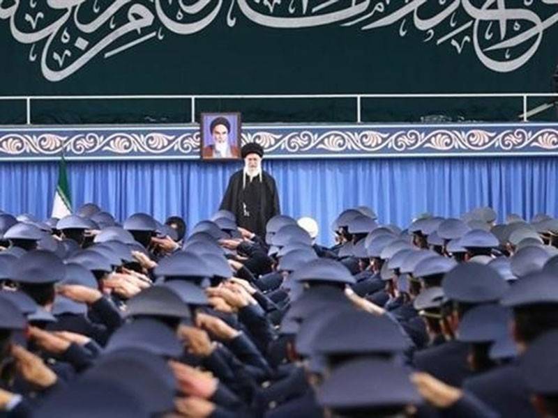 Pemimpin agung Iran, Ayatollah Ali Khamenei berucap dalam pertemuan dengan sekumpulan komander dan anggota Pasukan Tentera Udara Iran. - Foto Khamenei.ir