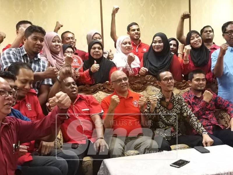 Azahari (duduk, dua dari kanan) bersama ahli Bersatu Pulau Pinang menyatakan sokongan mereka terhadap Marzuki dalam sidang media tadi.