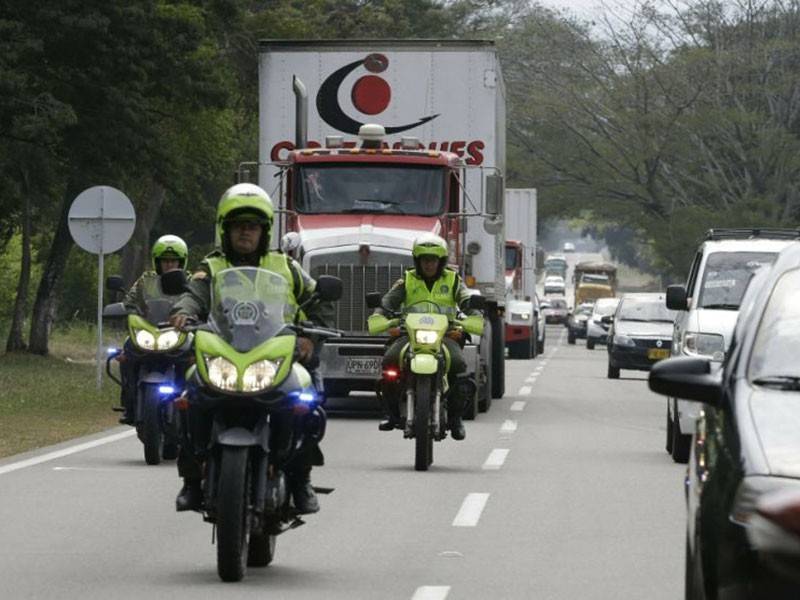 Bantuan kemanusiaan dari AS tiba di bandar Cucuta, diiringi pasukan polis Colombia. - Foto AP