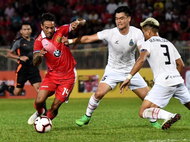 Pemain Kelantan Raul Andres Tarrangona (kiri) diasak pemain Sabah Tae Su Park (tengah) pada saingan Liga Premier 2019 di Stadium Sultan Muhammad Ke-IV malam ini. - Foto Bernama