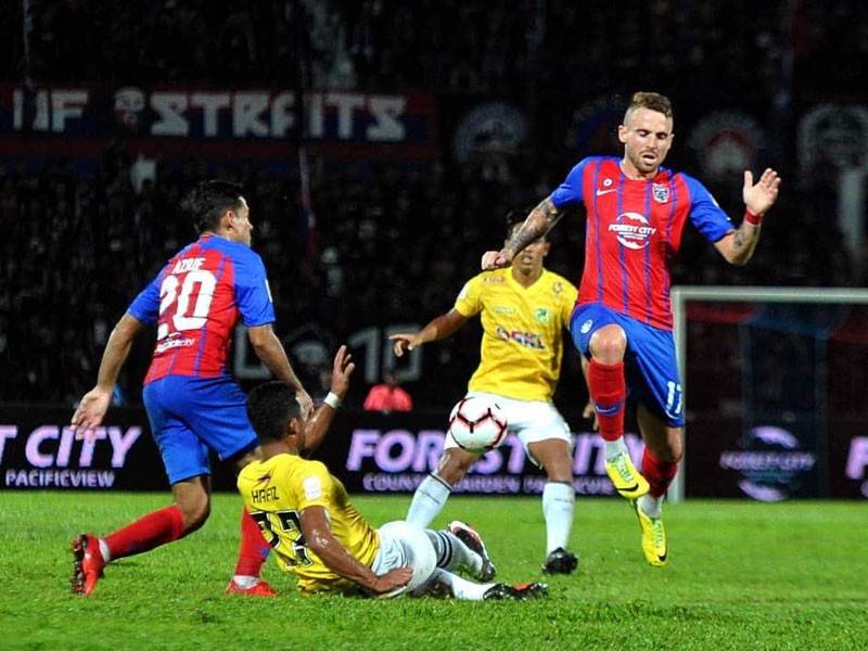 Juara Piala Sumbangsih 2019, Johor Darul Ta’zim (JDT) melakar kemenangan bergaya selepas menewaskan Kuala Lumpur 4-1 dalam aksi Liga Super di Stadium Larkin di sini sebentar tadi. 