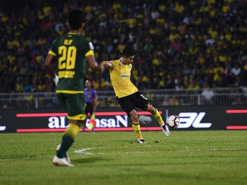 Pemain Perak Brendan Gan (kanan) melepaskan rembatan ke gawang gol ketika menentang pasukan Kedah pada pertembungan Liga Super Malaysia di Stadium Perak malam ini. - Foto Bernama