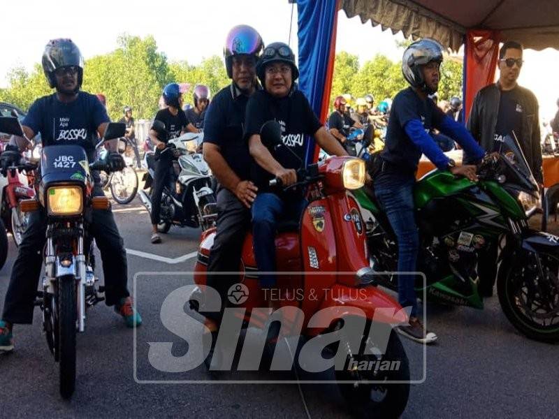 Mohd Youzaimi (tengah) menunggang motosikal sempena Program Malu Apa Bossku Rides.