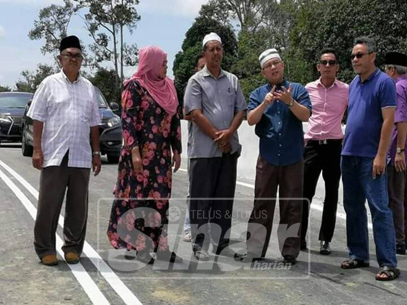 Rashidah (dua, kiri) bersama Adham (empat, kiri) meninjau projek pembinaan jambatan di Kampung Rantau Panjang, semalam.