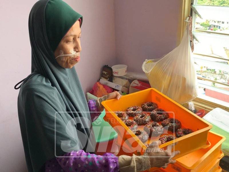 Menjual kuih muih menjadi sumber pendapatan Idayu untuk membesarkan tiga anaknya. 