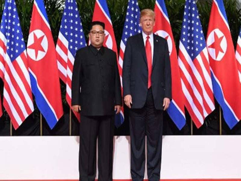 Trump (kanan) bertemu Jong-un kali pertama di Singapura . - Foto Reuters