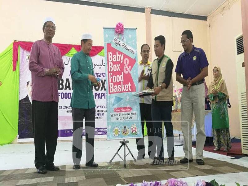 Nik Mohd Abduh (dua kiri) merasmikan pelancaran Baby Box & Food Basket Papisma hari ini.