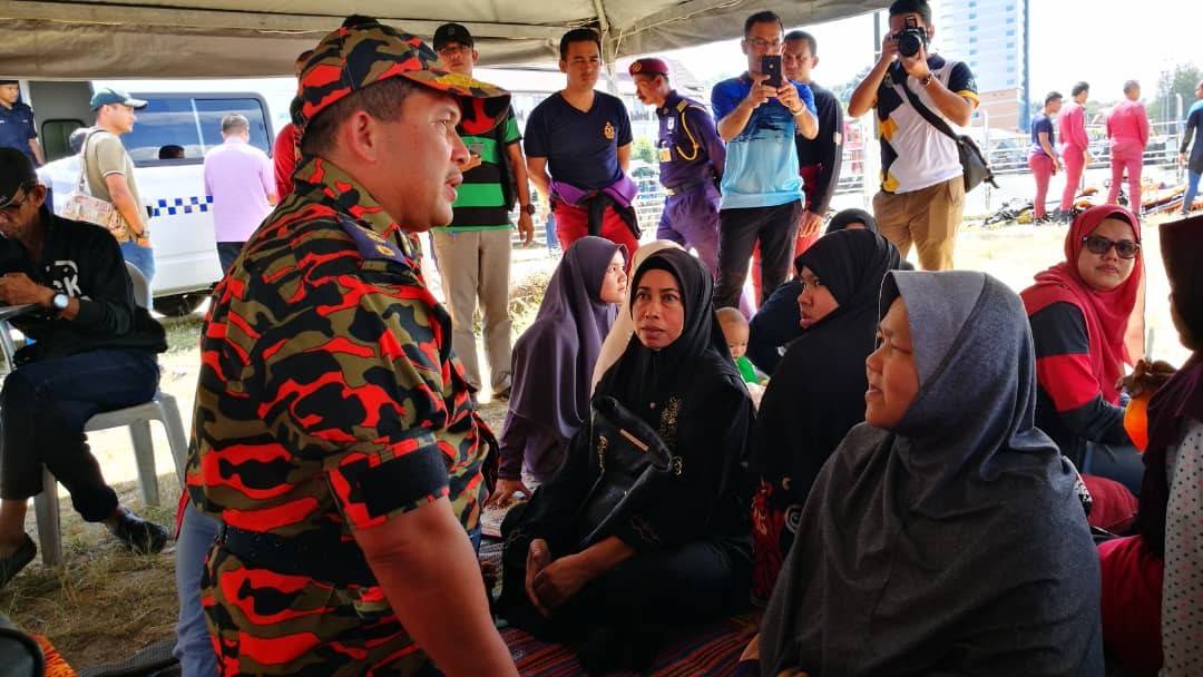 Azlimin bertemu ibu mangsa, Masitah yang menunggu usaha mencari anaknya di Pulau Warisan.