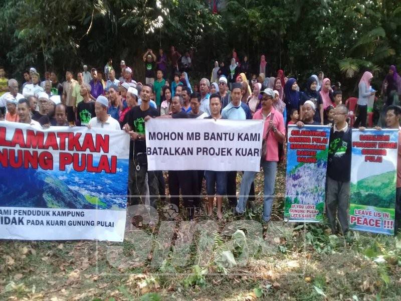 Penduduk mengadakan bantahan aman di kaki Gunung Pulai hari ini.