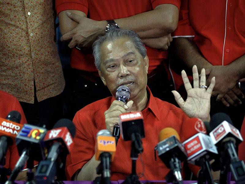 Menteri Dalam Negeri, Tan Sri Muhyiddin Mohd Yassin merangkap Presiden Bersatu (tengah) ketika sidang media selepas beliau menghadiri perjumpaan bersama Jawatankuasa Bersatu Hulu Langat di Semenyih, hari ini. - Foto Bernama