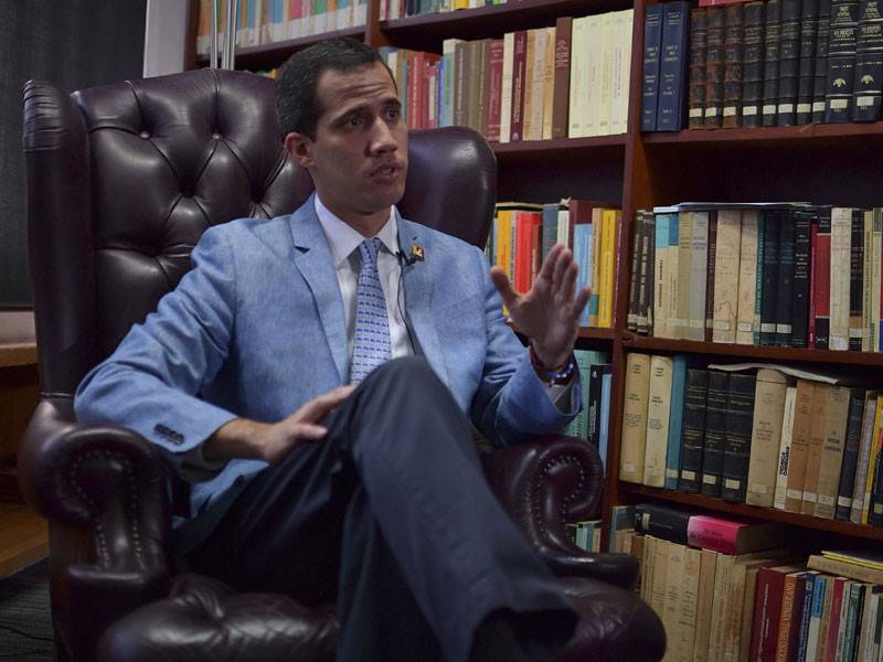 Juan Guaido tidak menolak kemungkinan campur tangan tentera AS bagi menggulingkan Presiden Nicolas Maduro. - Foto AFP