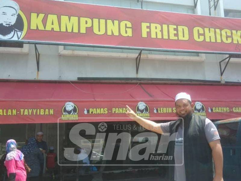 Sheikh Lokman Shazly menunjukkan rekaan logo terbaharu restorannya.