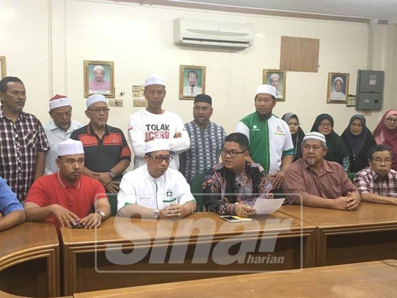 Sidang akhbar oleh Ketua Pemuda Pas Melaka, Ahmad Bilal Rahudin (duduk, tiga dari kanan) bagi menyatakan sokongan terhadap Kamarudin di Pejabat Pas Melaka di Semabok di sini.
