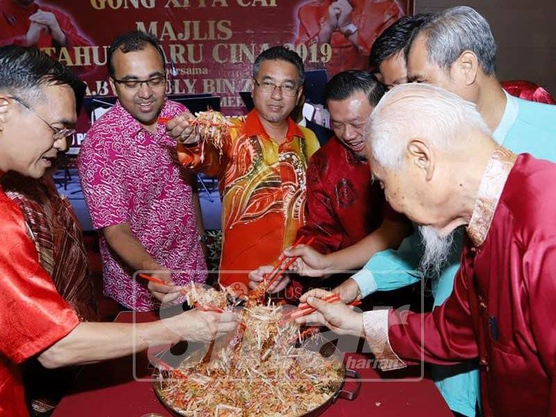 Adly Zahari menghadiri Majlis Sambutan Tahun Baharu Cina anjuran Persatuan Cina Muslim Malaysia (MACMA) dan Majlis Agama Islam Melaka (Maim) di Ayer Keroh di sini.
