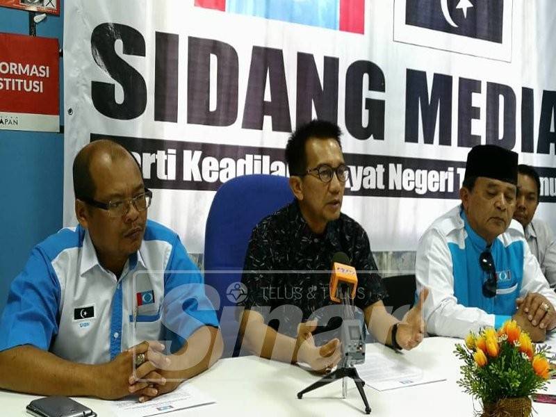 Azan (tengah) sewaktu sidang media yang diadakan di Pejabat PKR Terengganu di sini, hari ini.
