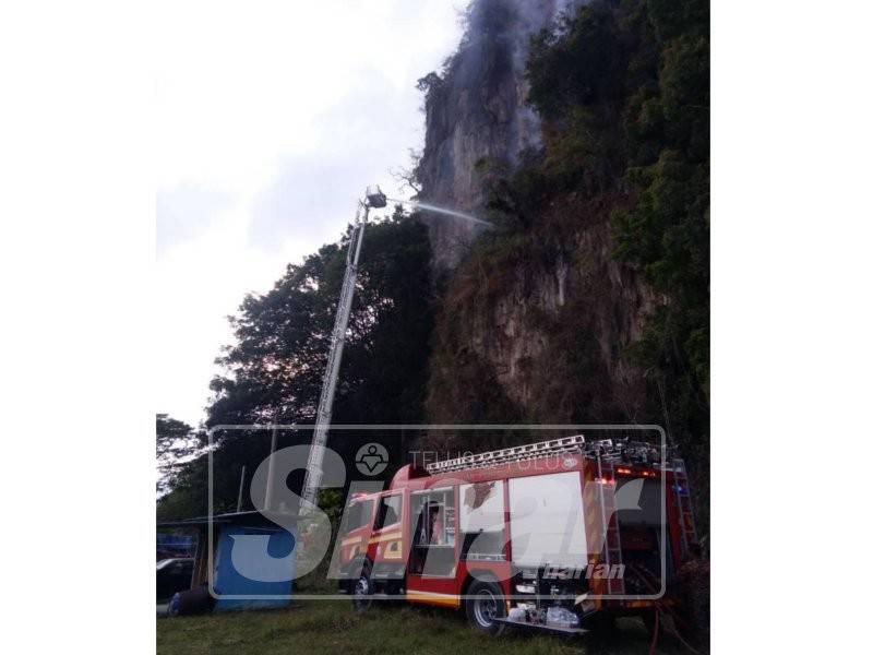 Anggota bomba menggunakan jentera ALP untuk padamkan kebakaran di Gunung Baling.
