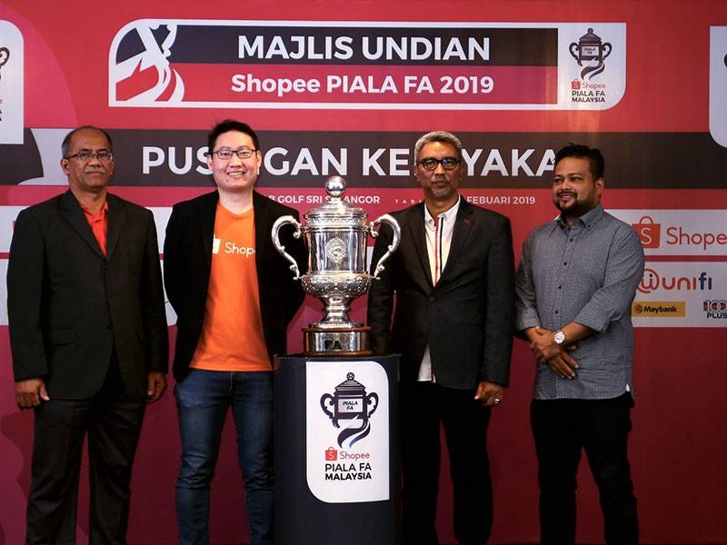 Timbalan Presiden Persatuan Bola Sepak Malaysia (FAM) Datuk Mohd Yusoff Mahadi (dua, kanan) bersama Pengurus Perniagaan Shopee Lim Sern-Li (dua, kiri), Ketua Pegarah Eksekutif Bola Sepak Liga Malaysia (MFL) Kevin Ramalingam (kanan) dan Ahli Lembaga Pengarah Bola Sepak Liga Malaysia (MFL) Mustaza Ahmad (kiri) selepas Majlis Undian Pusingan Kelayakan Shopee Piala FA Malaysia 2018 di Kelab Golf Seri Selangor hari ini. - Foto Bernama