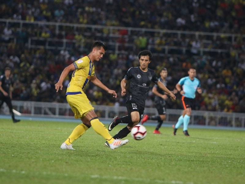 Kawalan bola oleh Pemain pertahanan Pahang, Muslim Ahmad daripada dirampas pemain lawan, Sanjar Shaakhmedov [foto: Gawang.my]