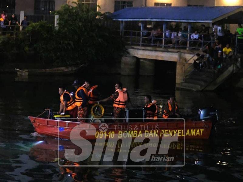 Pasukan bomba bersama anggota pelbagai agensi meneruskan pencarian Abdul Bari Asyraf yang hilang sejak semalam.