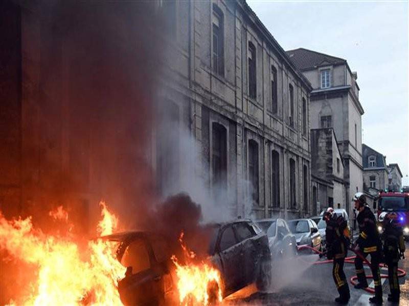 Bomba memadam kebakaran beberapa kenderaan yang dilakukan perusuh di Bordeaux, semalam.