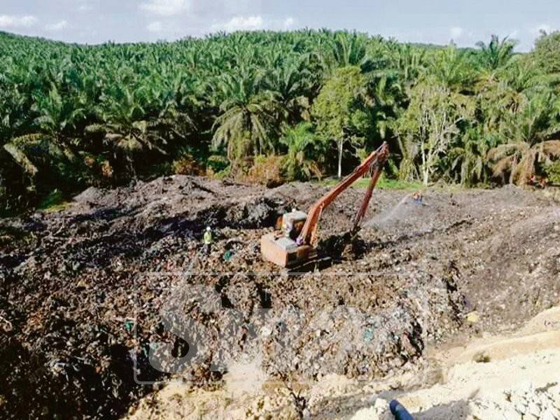 Jentera turut digunakan untuk memadamkan api di tapak pelupusan sampah Bandar Tenggara.