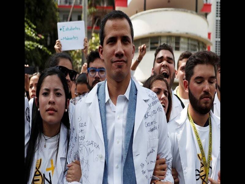 Pemimpin pembangkang Venezuela, Juan Guaido (tengah) mendakwa 300,000 rakyat negara itu berisiko mati sekiranya bantuan kemanusiaan AS tidak dibawa masuk ke Caracas.