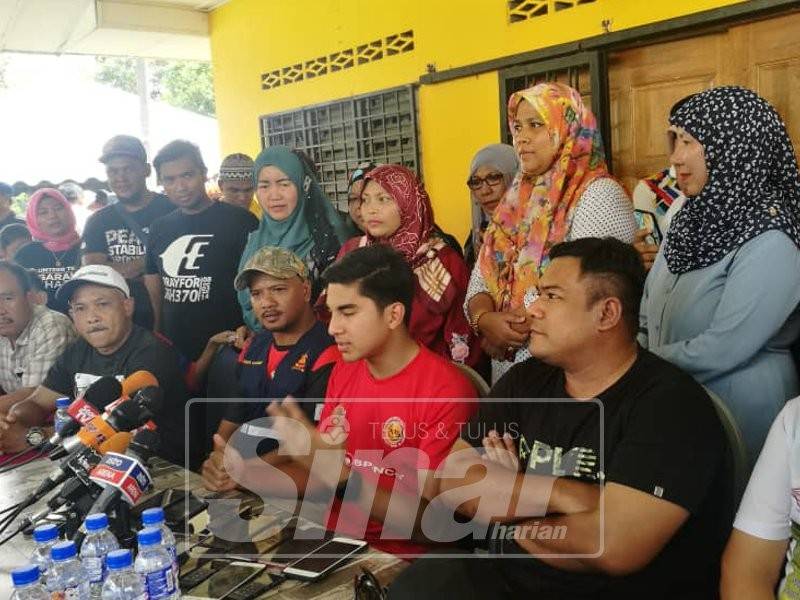 Ketua Armada Bersatu, Syed Saddiq Syed Abdul Rahman dalam sidang medianya yang diadakan di Balai Raya Kampung Sesapan Batu Rembau, Beranang , Semenyih, hari ini.