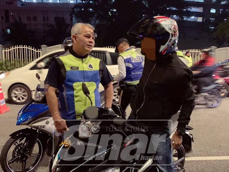 Polis melakukan pemeriksaan semasa Op Motosikal.