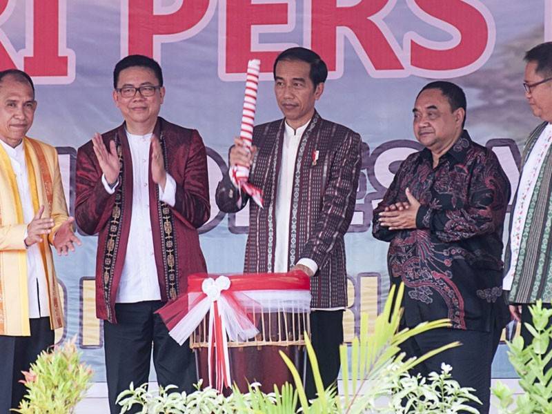 Jokowi (tengah) memukul tifa, gendang tradisional Maluku ketika upacara perasmian sambutan Hari Media Kebangsaan di Ambon, Maluku, semalam. - Foto: ANTARA