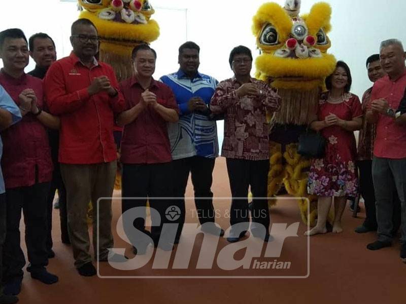 Asmuni (tengah) bersama Adun Hulu Kinta, Muhamad Arafat Varisai Mahamad (enam, kiri) dan tetamu jemputan ketika melancarkan Pusat Khidmat Adun Manjoi, di sini.