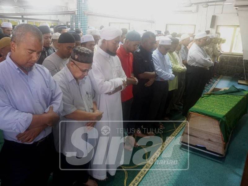 Wan Sukairi mengimamkan solat jenazah Allahyarham Abdul Bari Asyraf di Masjid Kampung Gelang Patah, Wakaf Mempelam.