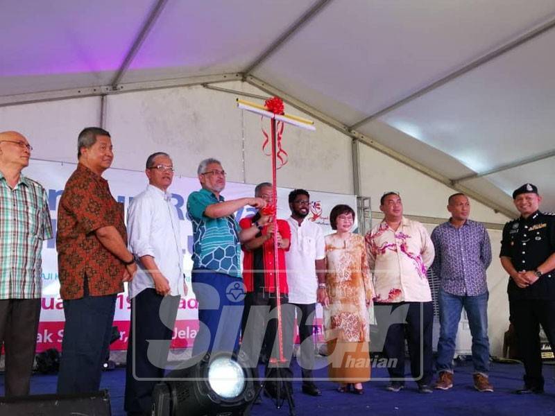 Khalid melancarkan Program Kebajikan Wilayah Persekutuan di Majlis Kenduri Rakyat Wilayah di Perumahan Awam Sri Johor, hari ini.