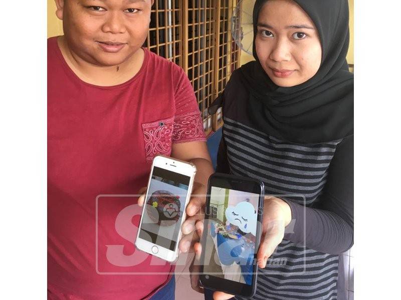 Nur Ellina Mohd Rodzai, 25 bersama suaminya, Zulhairi Arif Zulhisham, 25, menunjukkan gambar kek dua tingkat yang dijanjikan tetapi diberi tidak sepertinya.