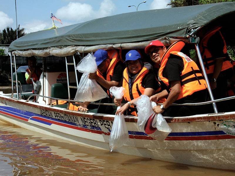 Menteri Besar Perak Datuk Seri Ahmad Faizal Azumu (kanan) melepaskan benih udang dan ikan lampam di Sungai Sepetang pada Program Lestari Komuniti dan Alam Sekitar di Kampung Dew dekat sini hari ini. - Foto Bernama