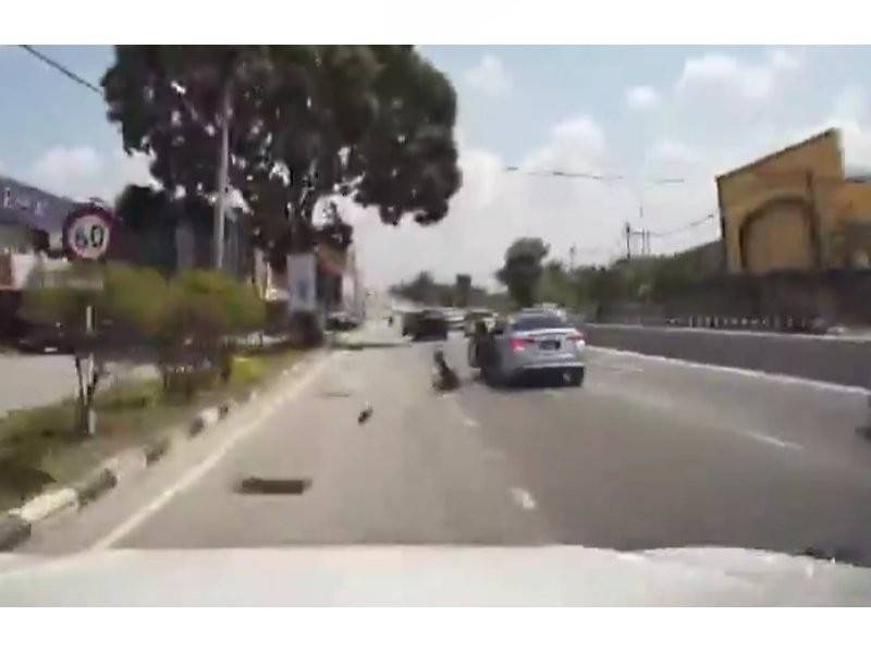 Gambar dari video yang tular menunjukkan seorang lelaki jatuh dari kereta.