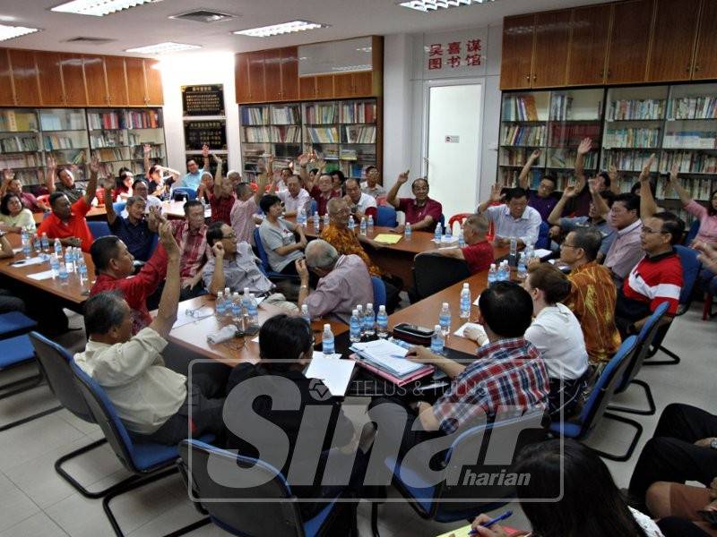 Wakil NGO mengangkat tangan setuju untuk tubuhkan jawatankuasa kecil untuk bertemu dengan Kementerian Kesihatan.