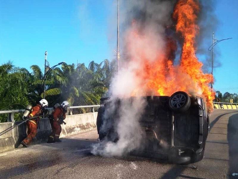 Anggota bomba bertungkus lumus memadamkan kebakaran berkenaan. -Foto Ihsan Bomba Johor 